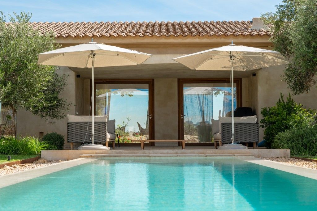 Property photo 1 of 20 Pool And Exterior (2)