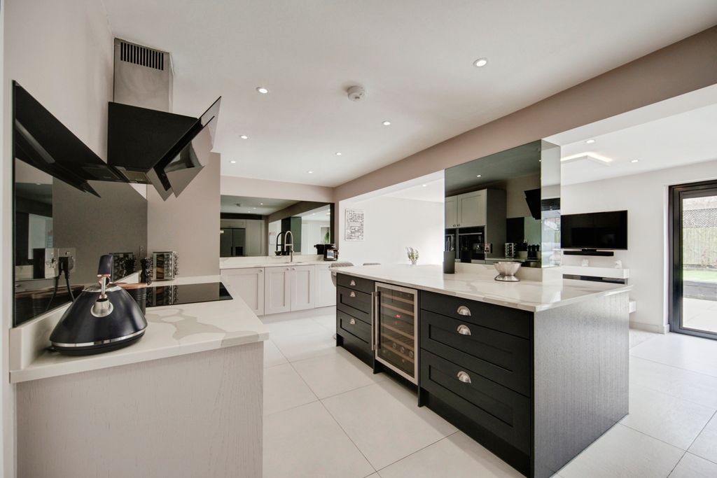 Property photo 1 of 20 Open Plan Modern Kitchen/Dining Room