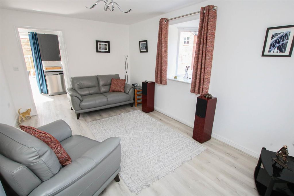 Property photo 2 of 19 Lounge