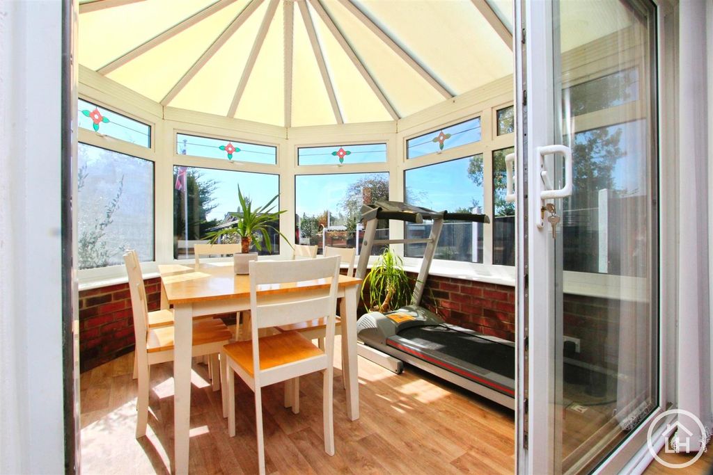 Property photo 2 of 18 Conservatory