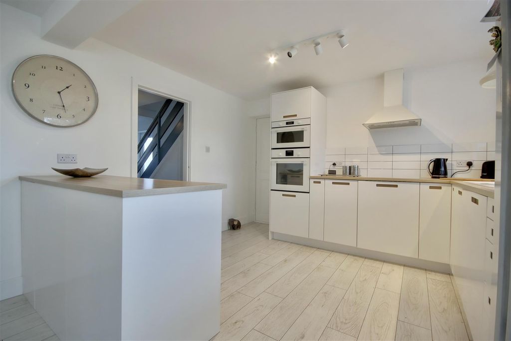 Property photo 1 of 20 Kitchen