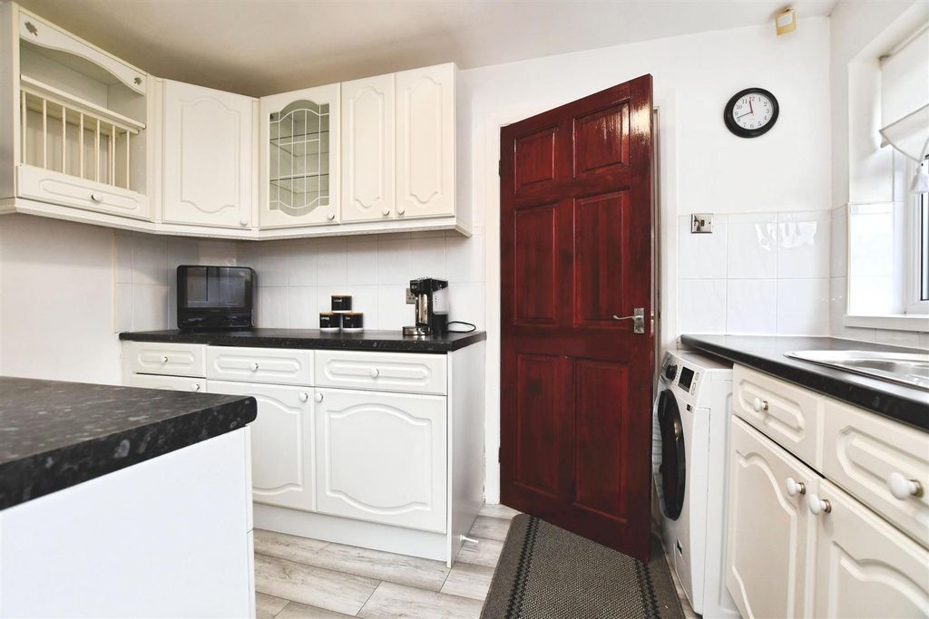 Property photo 3 of 19 Kitchen