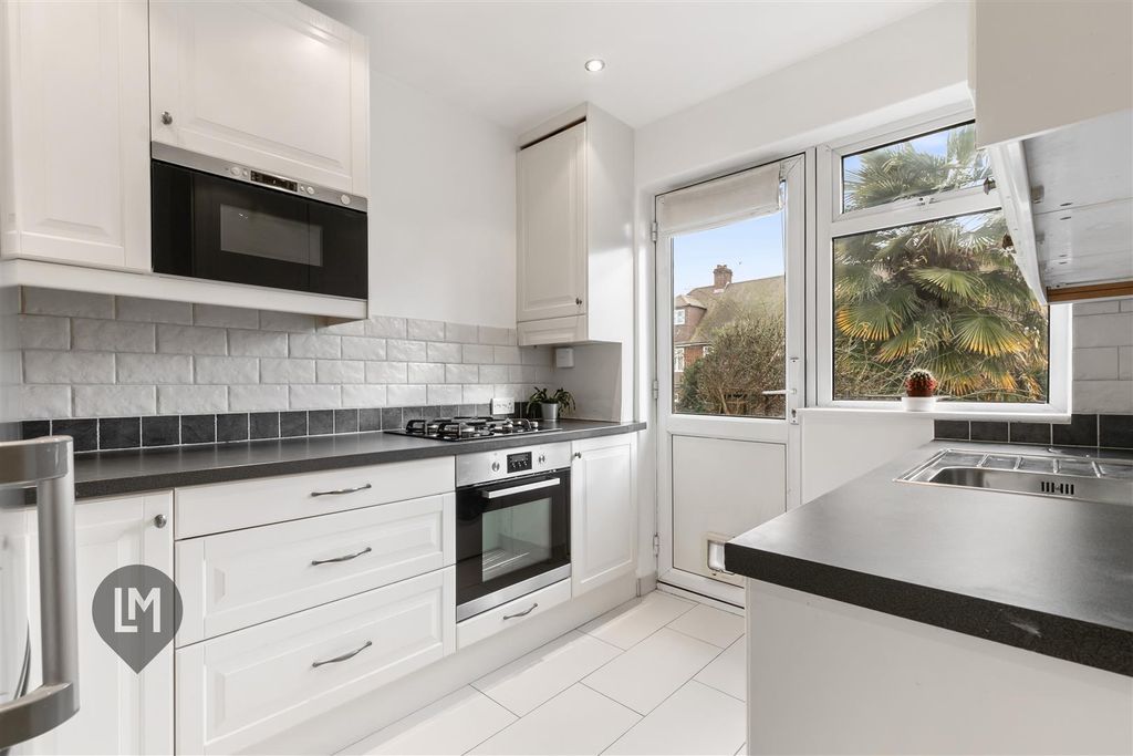 Property photo 3 of 7 Kitchen