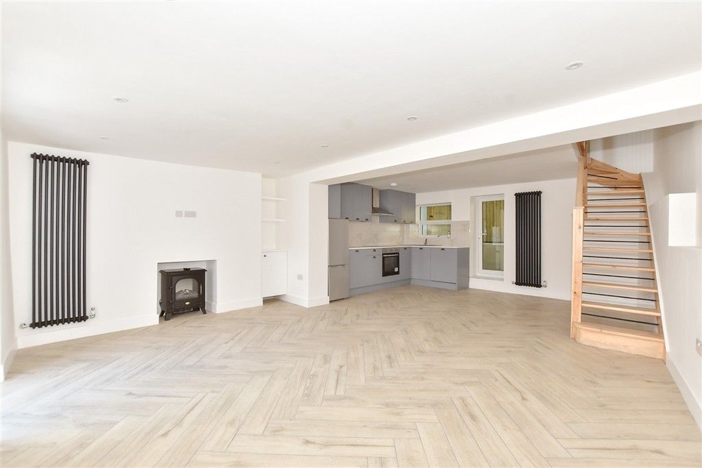 Property photo 3 of 11 Lounge