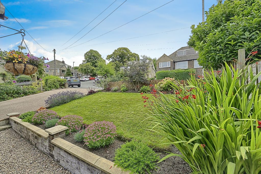 Property photo 3 of 19 Front Garden