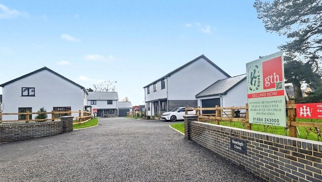 Property photo 3 of 18 Entrance Drive