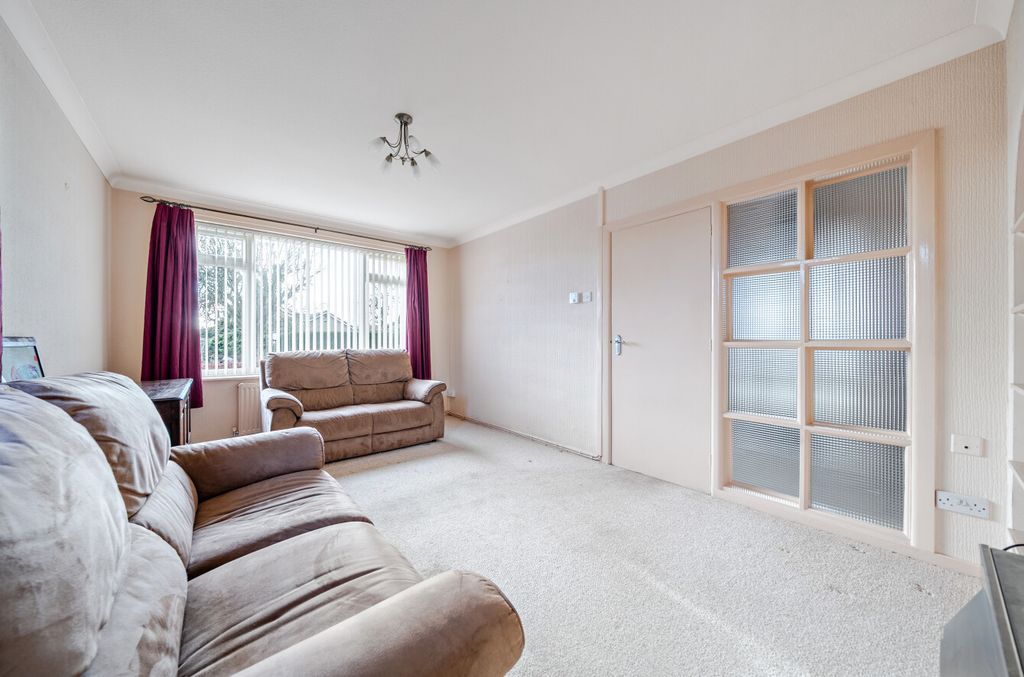 Property photo 2 of 20 1386115-16-692ee8...