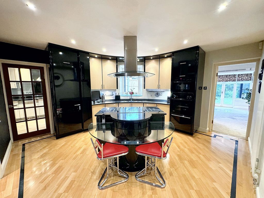 Property photo 2 of 40