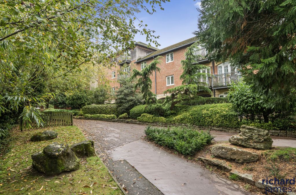 Property photo 1 of 12 08F7382d-c96c-4d6...