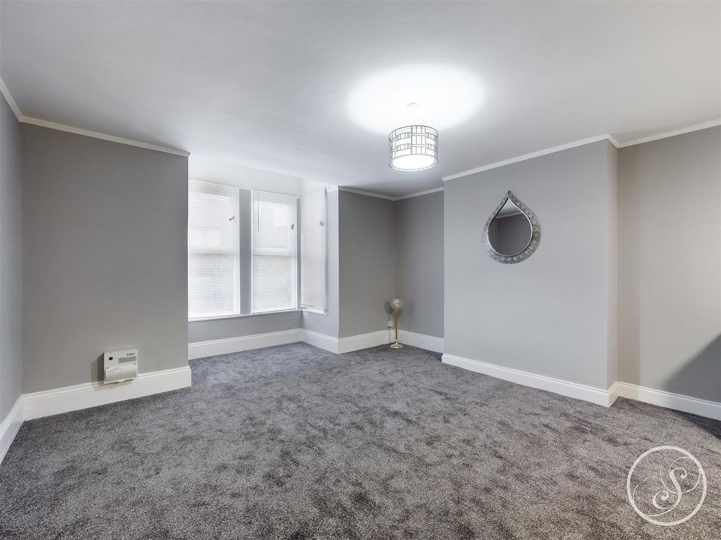 Property photo 2 of 8 Lounge