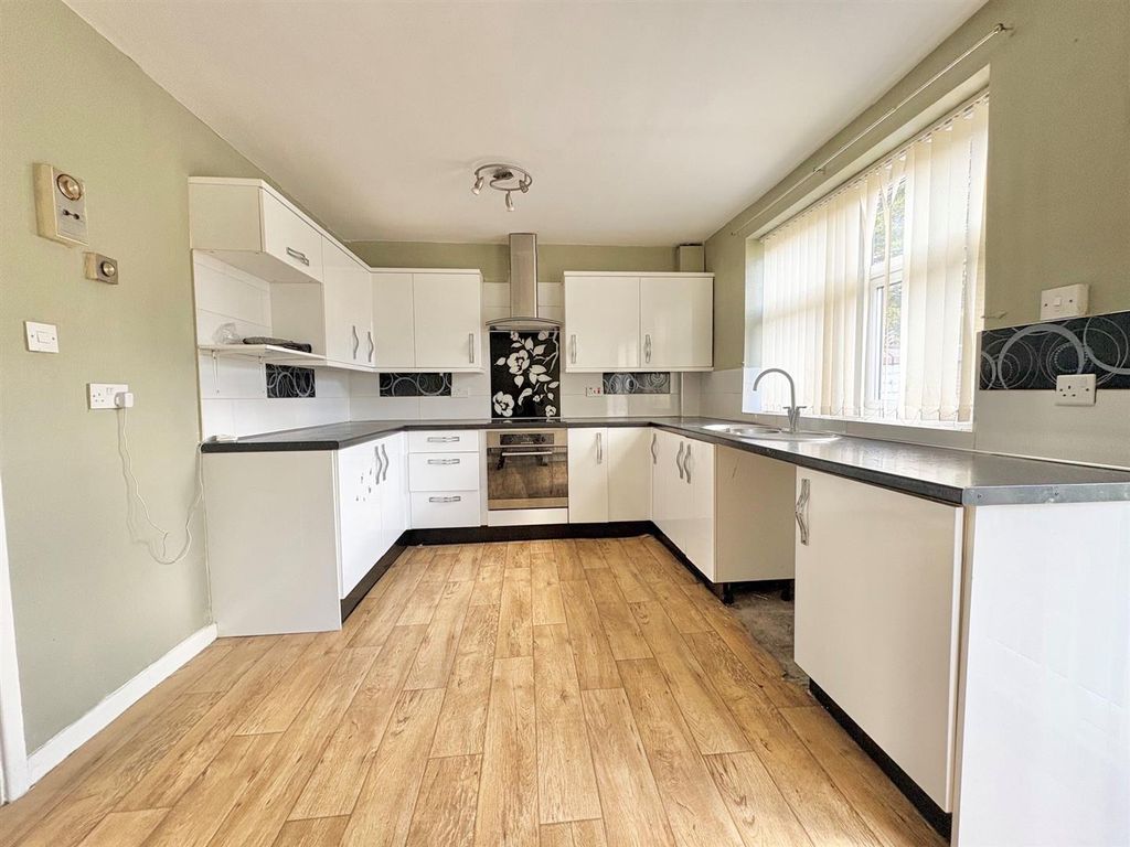 Property photo 3 of 8 Kitchen.Jpg