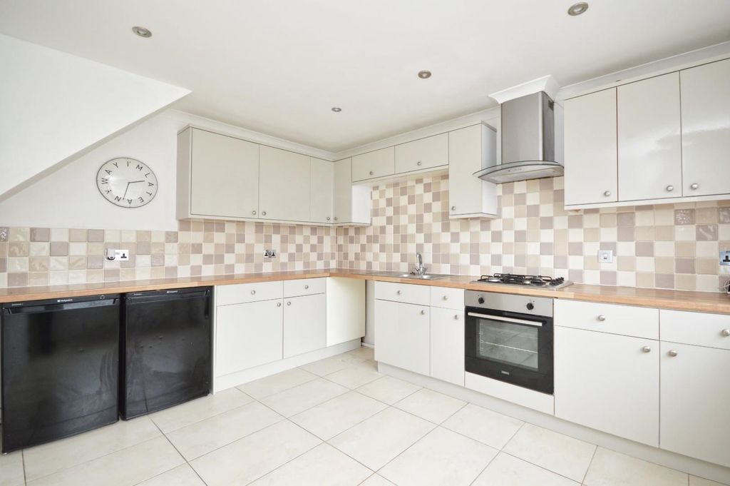 Property photo 3 of 17 Kitchen/Breakfast Room
