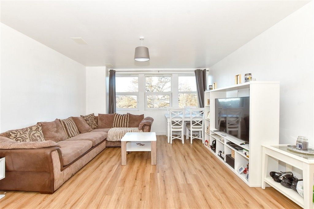 Property photo 3 of 6 Lounge