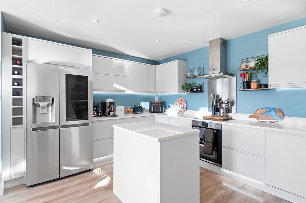 Property photo 2 of 25