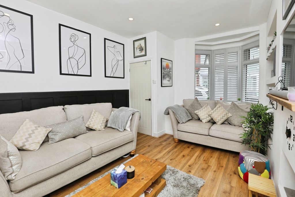 Property photo 2 of 15 Lounge