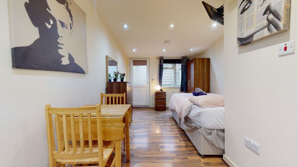 Property photo 1 of 6 Bedroom