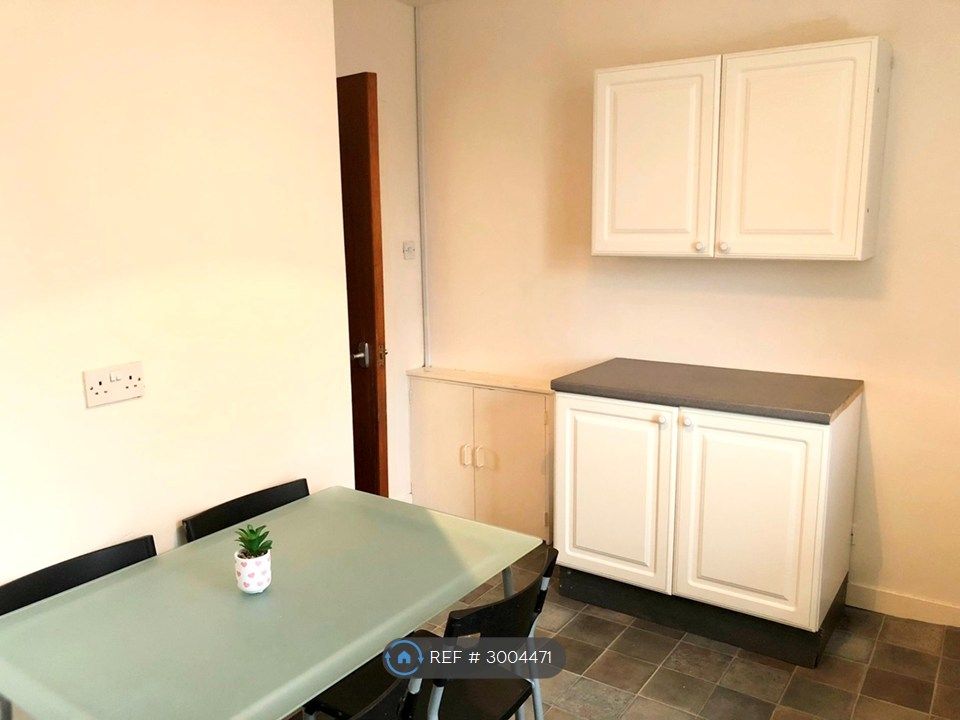 Property photo 3 of 13 Kitchen 3