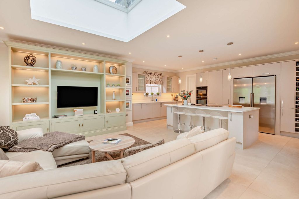 Property photo 2 of 15 Family Area