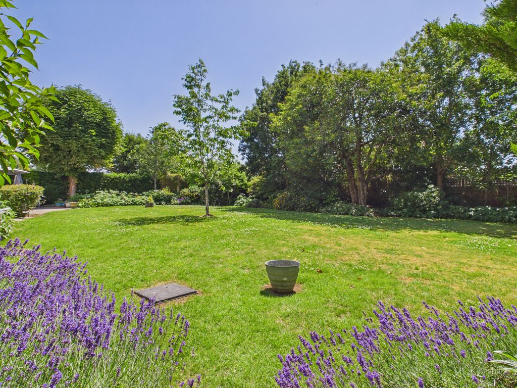 Property photo 2 of 12 Communal Garden