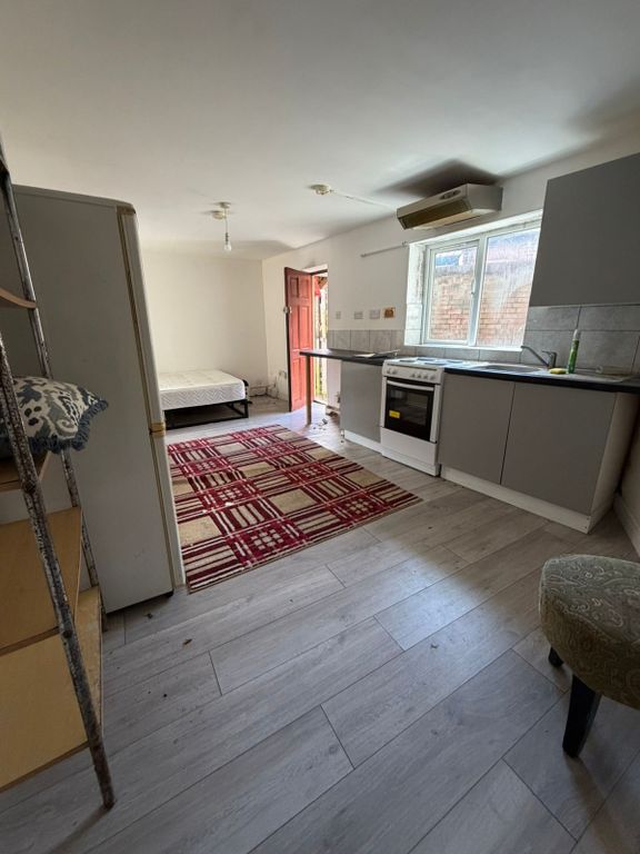 Property photo 1 of 4 Studio To Rent Cardigan Street, Luton Lu1 1Rp