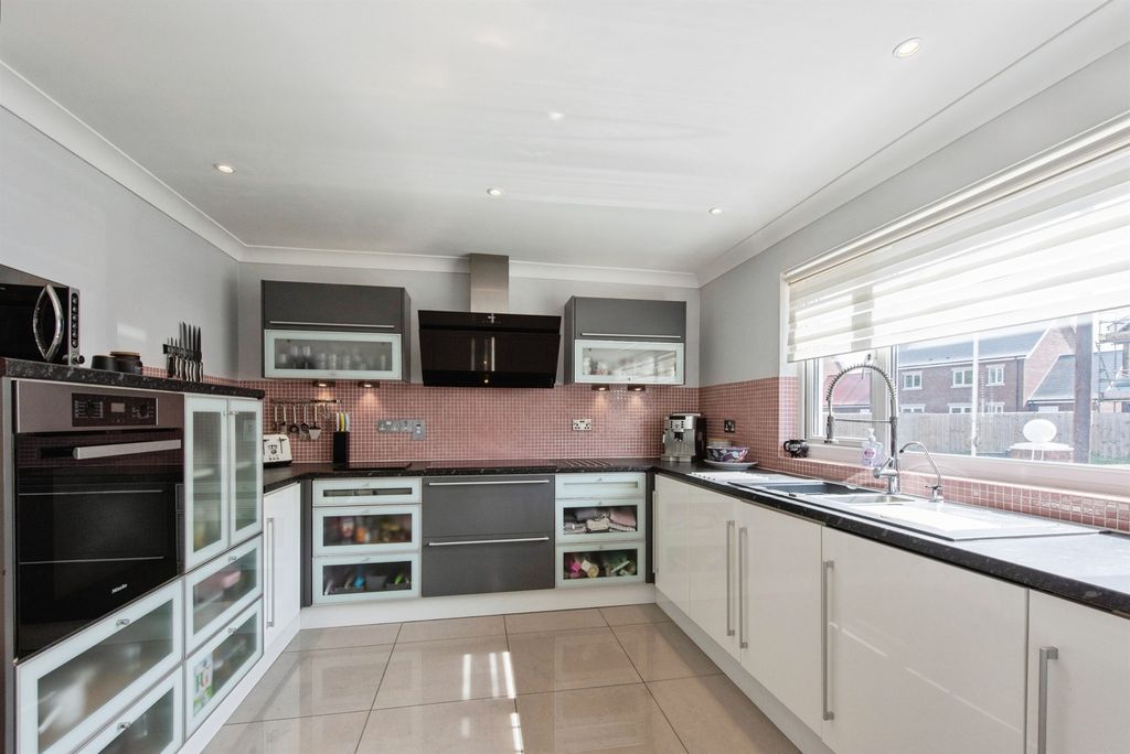 Property photo 2 of 32