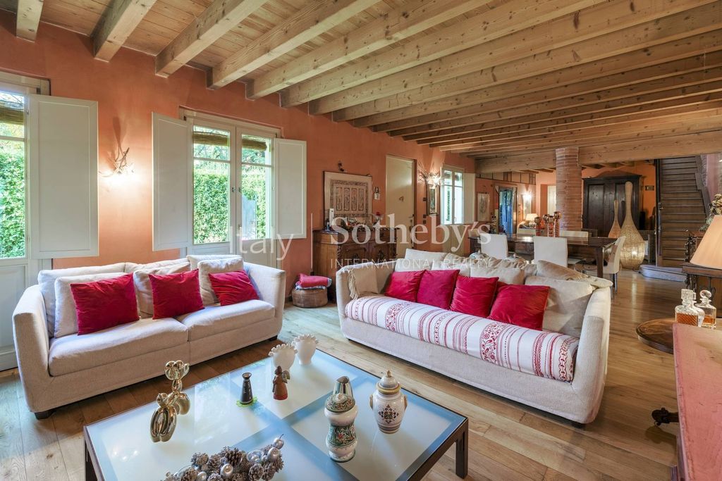 Property photo 2 of 27