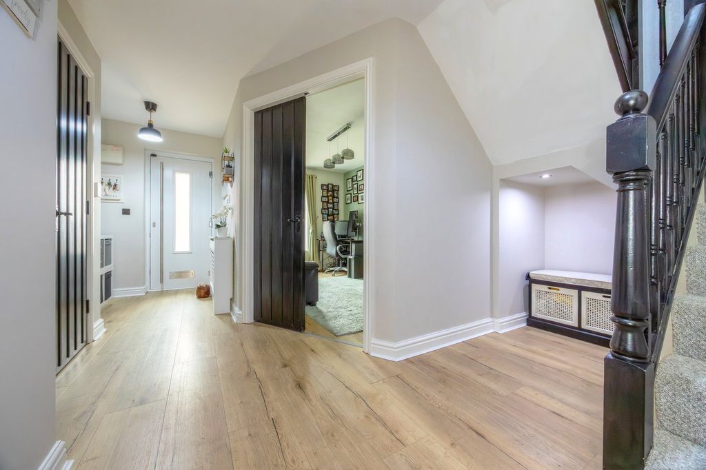 Property photo 2 of 28