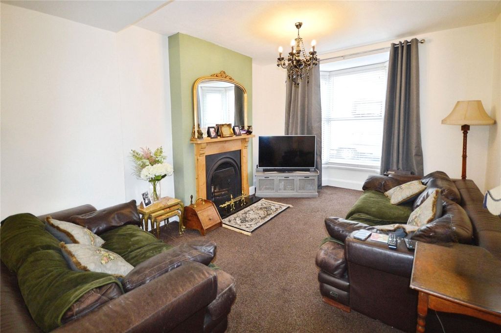 Property photo 3 of 24 Lounge Area