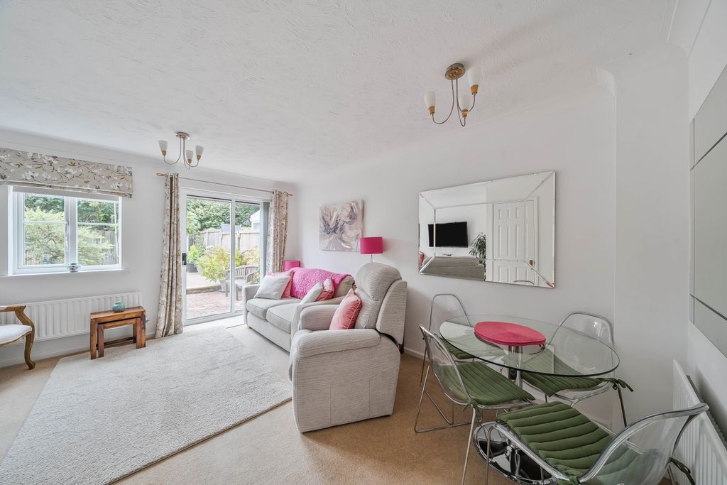 Property photo 2 of 18 Lounge