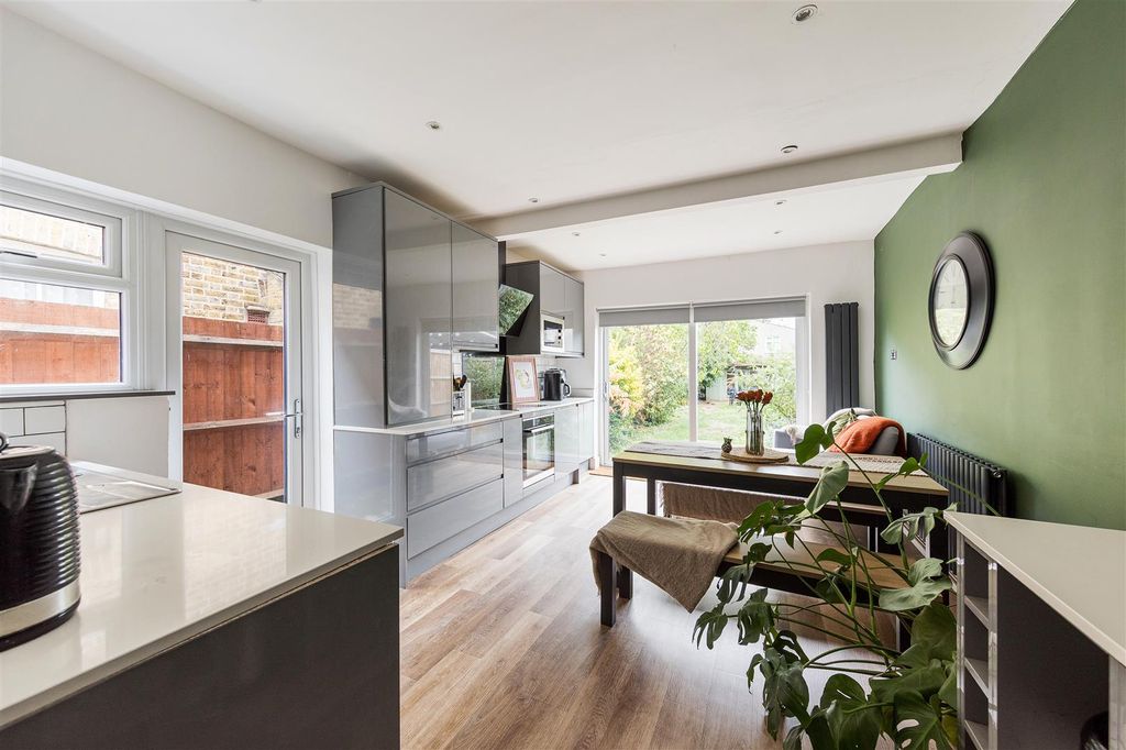 Property photo 2 of 20 Woodland Road, E4