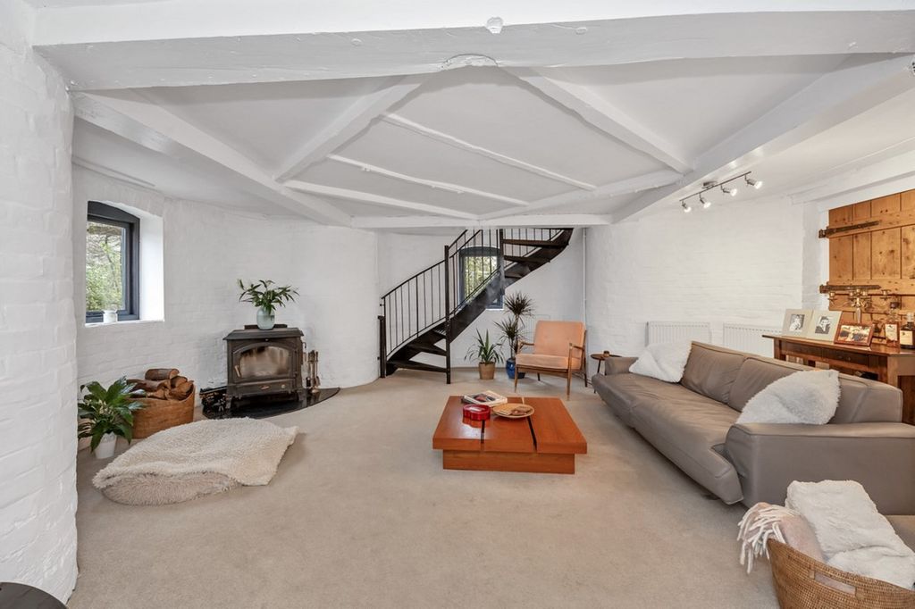 Property photo 3 of 19