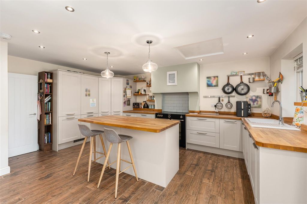 Property photo 2 of 20 10 Gorse Road, Woodford Halse-13.Jpg