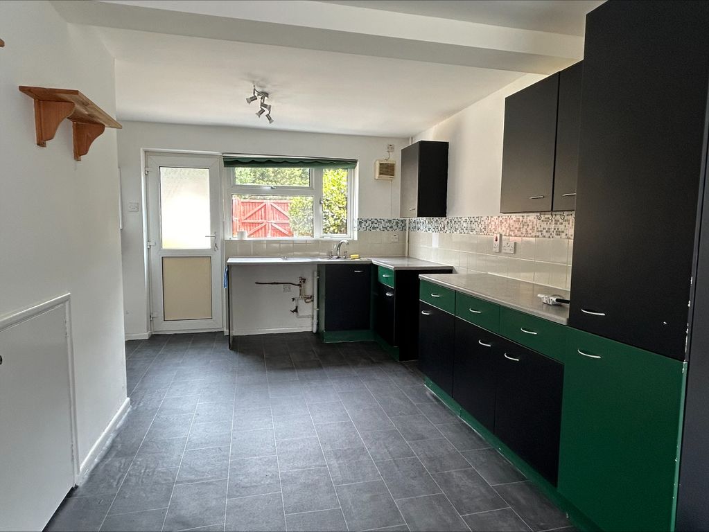 Property photo 3 of 18 Kitchen 2
