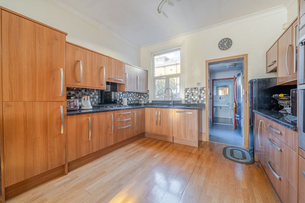 Property photo 3 of 17 1516057-25-6Aa820...