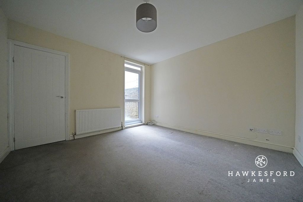 Property photo 2 of 8 Rock Road, Sittingbourne - Lounge