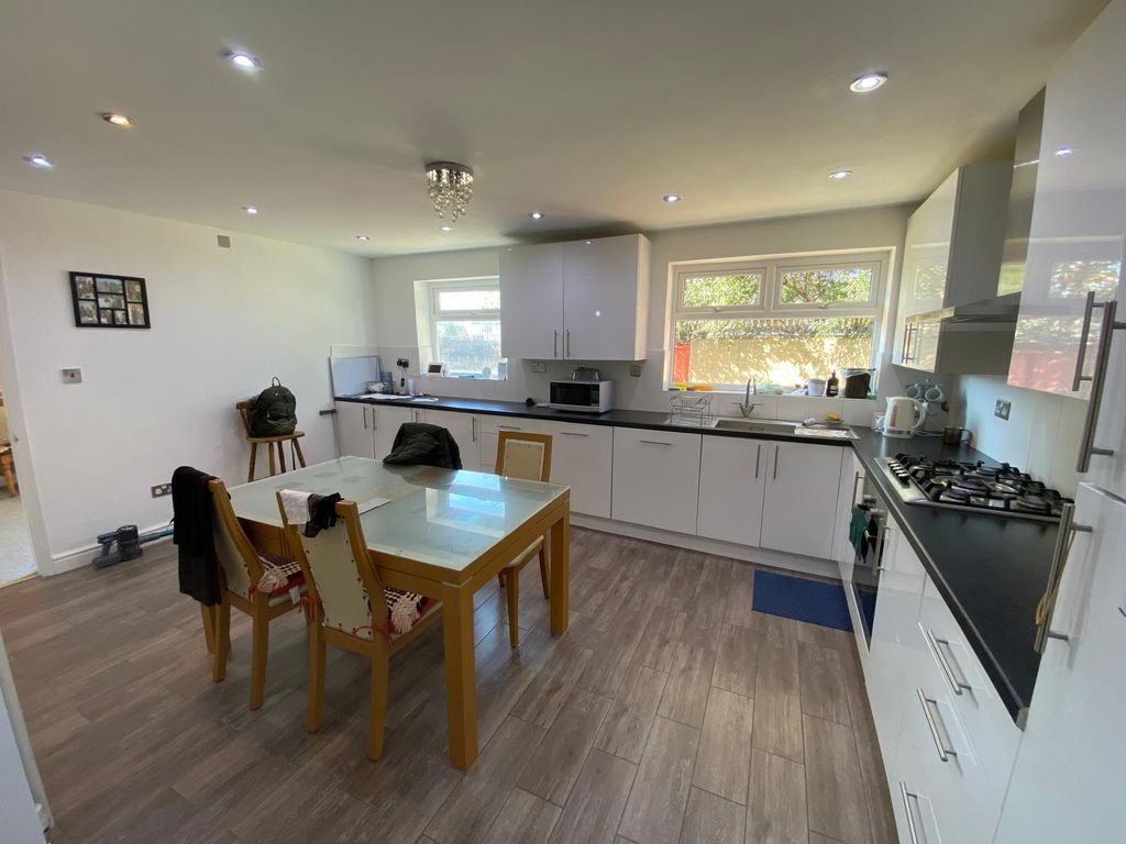 Property photo 2 of 31