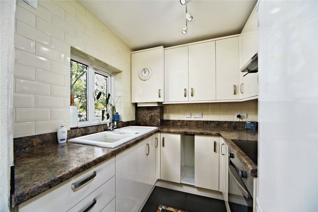 Property photo 3 of 11 Kitchen