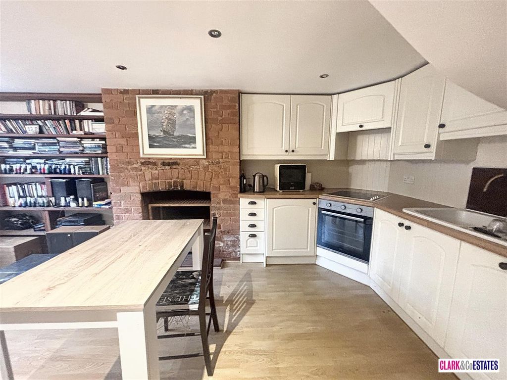Property photo 2 of 10 Kitchen