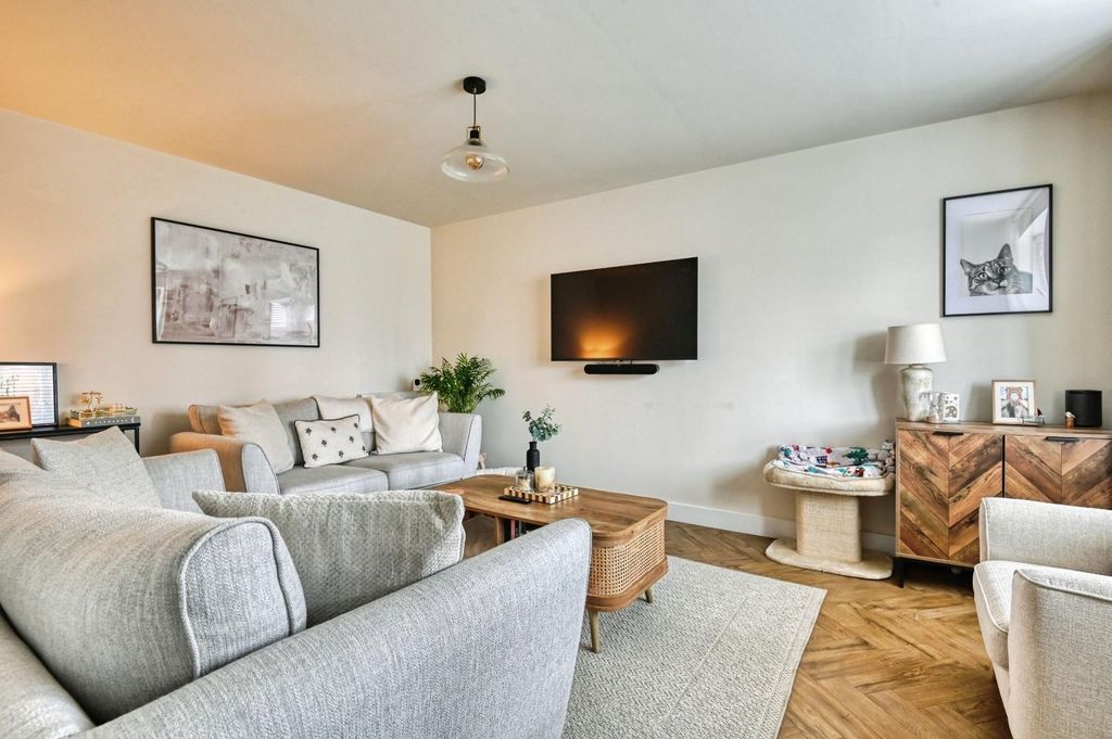 Property photo 2 of 16 5Bar1.Jpg