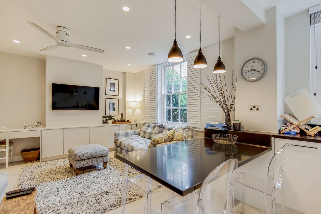 Property photo 1 of 7 Kitchenreception.Jpg
