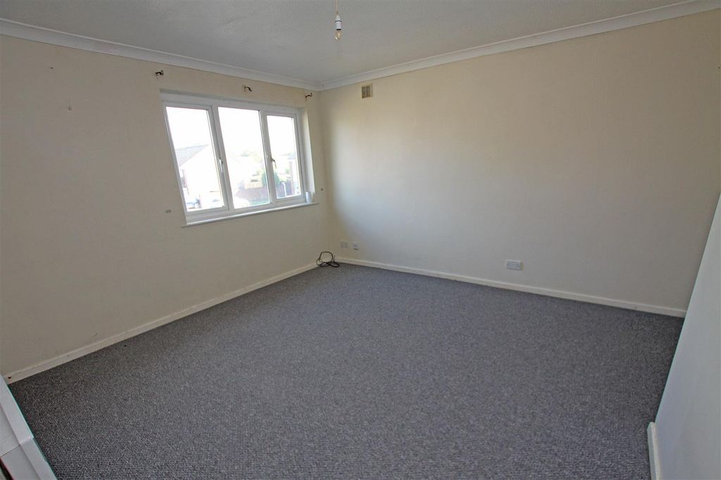 Property photo 3 of 13 Living Room c.Jpg