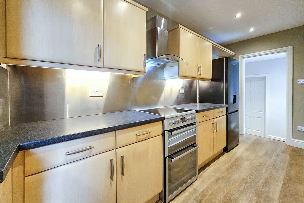 Additional image 6 of 2 bed flat for sale4 West Cliffe Grove, Harrogate HG2