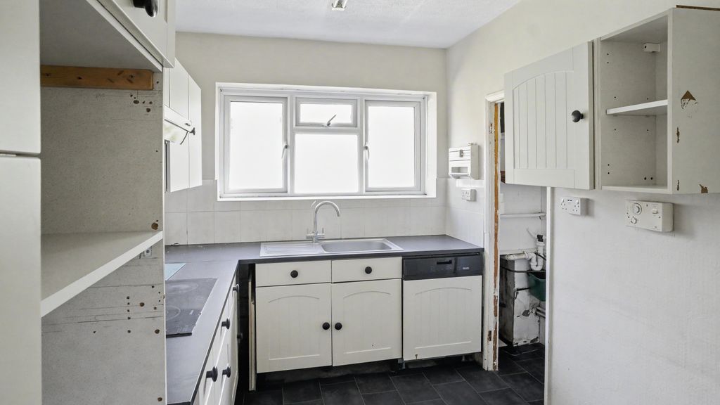 Property photo 2 of 10 6 Poplar Court, Old Ruislip Road, Northolt, Middlesex, Ub5 6Qg