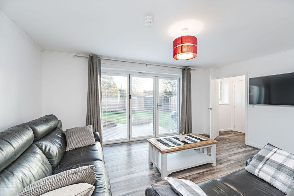 Property photo 2 of 34 Lounge