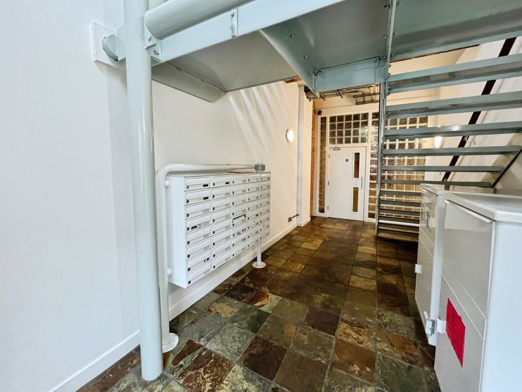 Property photo 2 of 11 Entrance Lobby