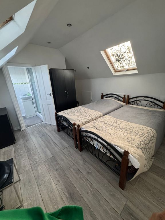 Property photo 1 of 7 Room