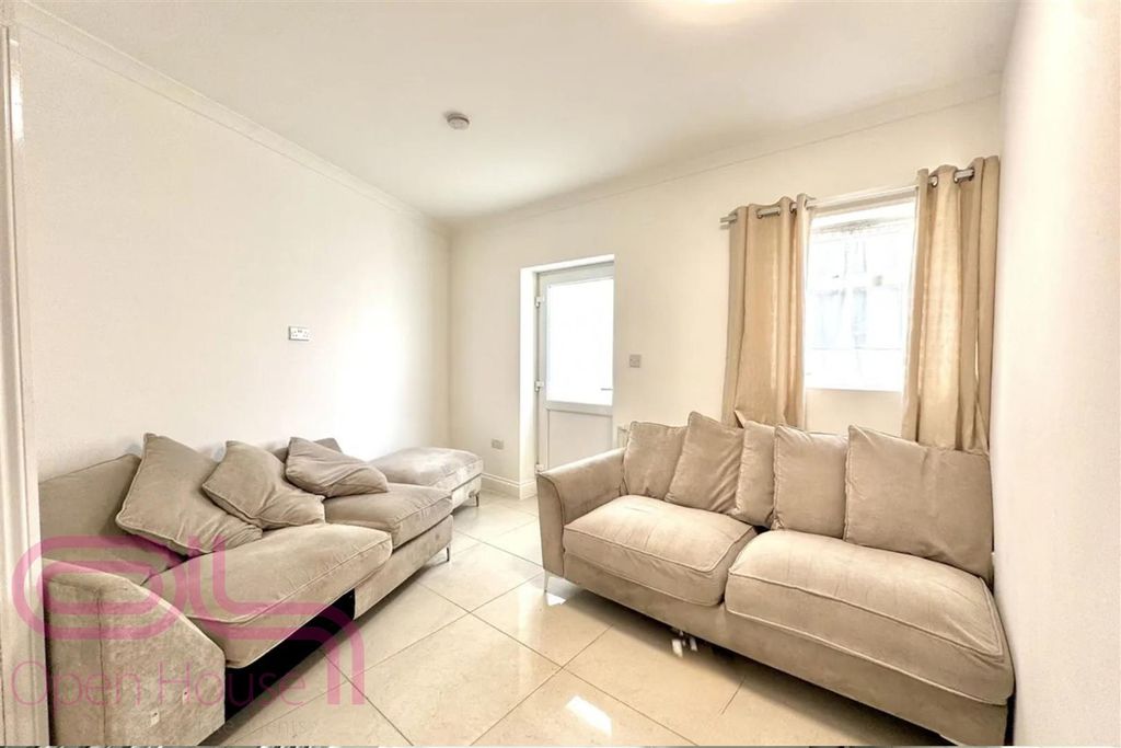 Property photo 1 of 7 Raynor Close - Living Room.Jpg