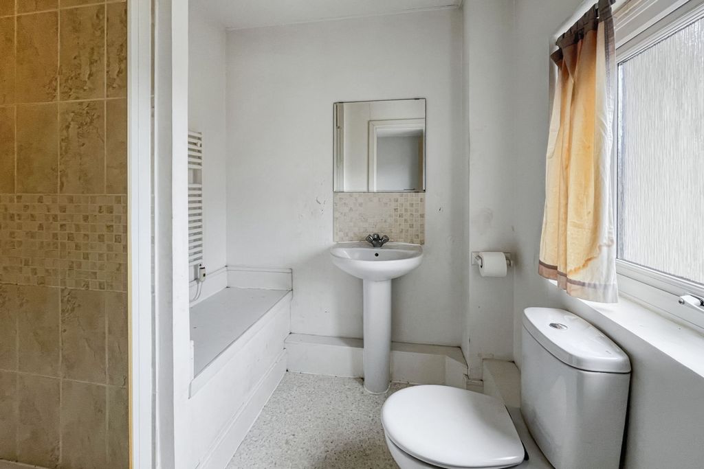 Property photo 3 of 25 40 Reynolds Avenue, Redhill, Surrey, Rh1 1Tj