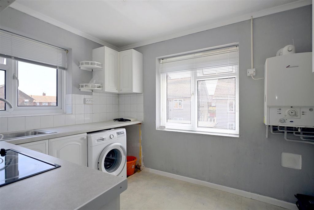 Property photo 3 of 10 Kitchen