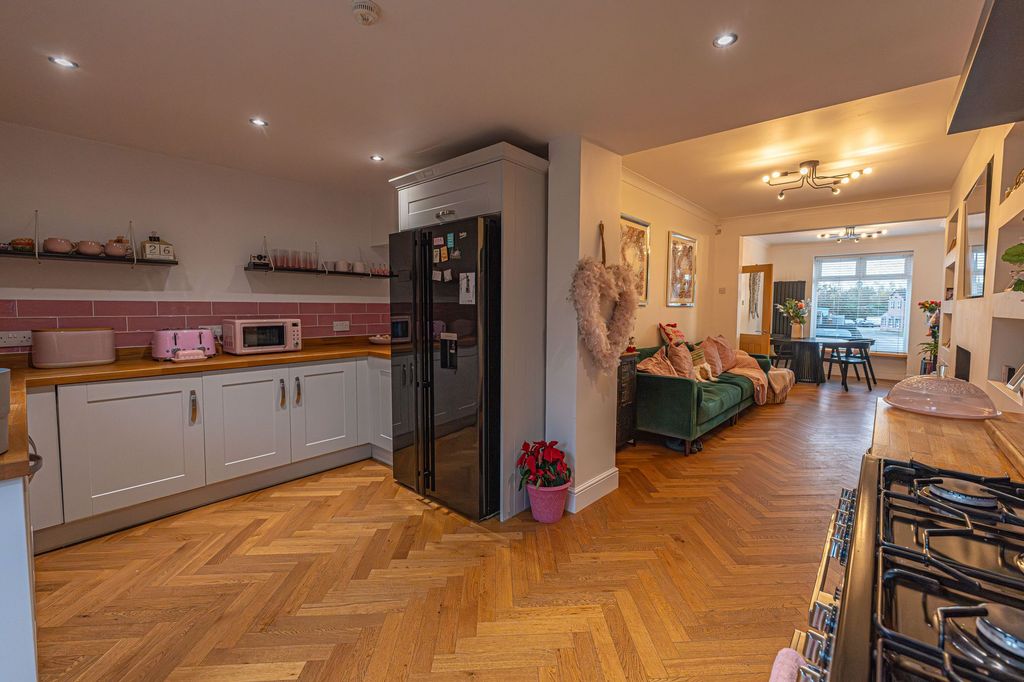 Property photo 3 of 32